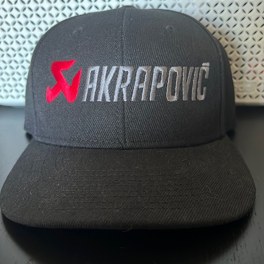 Akrapovic hat